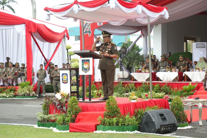 Mendagri Pimpin Apel Gelar Pasukan Peringatan HUT ke-74 Satpol PP dan ke-62 Satlinmas di Padang