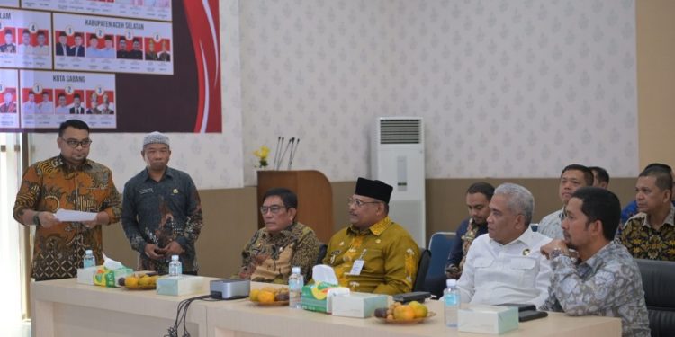 Pj Gubernur Safrizal Pantau Hasil Perhitungan Suara Sementara Pilkada di Aceh
