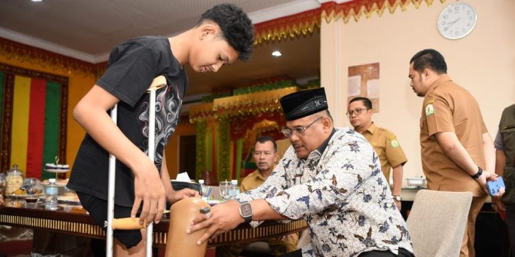 Pj Gubernur Safrizal Serahkan Bantuan Kaki Palsu untuk Guntur, Remaja Banda Aceh yang Alami Amputasi