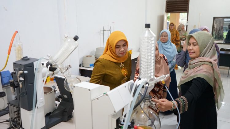 Pj Ketua Dekranasda Aceh Kunjungi ARC USK, Dorong Pengembangan Produk Minyak Nilam Aceh