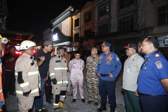 Tunjukkan Aksi Nyata, Dirjen Bina Adwil Beri Komando Langsung petugas Damkar Tangani Kebakaran di Pekanbaru Respons Cepat Dirjen Bina Adwil dan Damkar, Kebakaran Hotel di Pekanbaru Berhasil Dikendalikan Tanpa Korban Dirjen Bina Adwil Safrizal ZA Beri Komando Langsung kepada Tim Damkar dalam Penanganan Kebakaran di Pekanbaru
