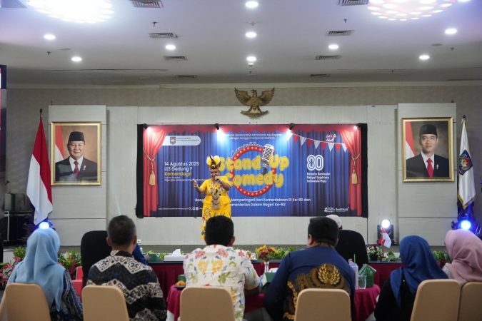 Jakarta - Direktorat Jenderal Bina Administrasi Kewilayahan, Kementerian Dalam Negeri menggelar Stand Up Comedy sebagai salah satu rangkaian perayaan Hari Ulang Tahun ke-80 Kemerdekaan Republik Indonesia dan HUT Kementerian Dalam Negeri, kegiatan ini menjadi ajang kreativitas bagi para pegawai di lingkungan Kemendagri, dihadiri Dirjen Bina Adwil, Safrizal ZA dan Sesditjen Bina Adwil, Sri Purwaningsih dan seluruh pejabat tingkat pertama Ditjen Bina Adwil serta disaksikan ratusan penonton secara langsung maupun ribuan penonton live streaming pada kanal youtube Ditjen Bina Administrasi Kewilayahan. Dalam sambutannya, Dirjen Bina Adwil, Safrizal ZA membuka acara ini dengan meriah dan penuh dukungan kepada para peserta, "Selamat berjuang, jangan serius, kalau serius lucunya nggak keluar. Semoga semua kontestan berprestasi dan bisa kita ajukan ke kontes SUCI." "Hari ini kita bisa tertawa, humor itu melepaskan stres, bisa meningkatkan kinerja dan kegiatan ini menjadi tempat untuk menjalin silaturahmi antar unit kerja, dari aspek kesehatan tertawa itu trigger untuk mengeluarkan hormon kebahagiaan, dopamine, endorfin," tambah Safrizal. Kompetisi ini diikuti oleh perwakilan dari 10 komponen unit kerja di Kemendagri. Para peserta tampil membawakan materi yang sesuai dengan tugas pokok dan fungsi Ditjen Bina Adwil yang menjadi panitia kegiatan ini, dengan subtema seperti “Lapor Damkar!” dan “Satpol PP Humanis!”. Selain sebagai hiburan, kegiatan ini diharapkan dapat mencairkan suasana kerja, dan memupuk kreativitas. Pelaksanaan lomba semakin meriah dengan kehadiran Rizky Teguh, komika yang berhasil meraih juara ketujuh di Stand Up Comedy Indonesia Musim ke-8 (SUCI 8) dan Khairul Umam sebagai guest star sekaligus juri. Khairul Umam sendiri merupakan pernah menjadi finalis di ajang Stand Up Comedy Indonesia (SUCI) 11 Kompas TV sekaligus anggota aktif Pemadam Kebakaran yang telah berdinas lebih dari delapan tahun, kini bertugas di Dinas Pemadam Kebakaran Kota Depok. Para peserta diberikan waktu maksimal lima menit untuk menampilkan karya orisinal yang tetap menjunjung etika dan menghindari unsur SARA maupun pornografi. Di puncak acara, panitia langsung mengumumkan juara 1, 2, 3 dan penyerahan hadiah berupa uang tunai, trofi, dan sertifikat. Gabriella Palikahe Murib, perwakilan dari Sekretariat Jenderal berhasil menjadi juara 1 dalam kompetisi ini. Nurbowo Edy Subagio dari Direktorat Jenderal Bina Administrasi Kewilayahan meraih juara 2, dan juara 3 diraih Syafrida Hanum dari Direktorat Jenderal Keuangan Daerah. "Lomba diadakan sangat meriah, apalagi saya pertama kali perform Stand Up Comedy, terima kasih kepada Adwil yang sudah menyelenggarakan dan mengakomodir kegiatan ini dengan sangat baik, dan diluar ekspektasi saya, terima kasih banyak saya dipercaya sebagai juara 1," ujar Gabriella saat di wawancarai tim media Ditjen Bina Adwil di akhir kompetisi.