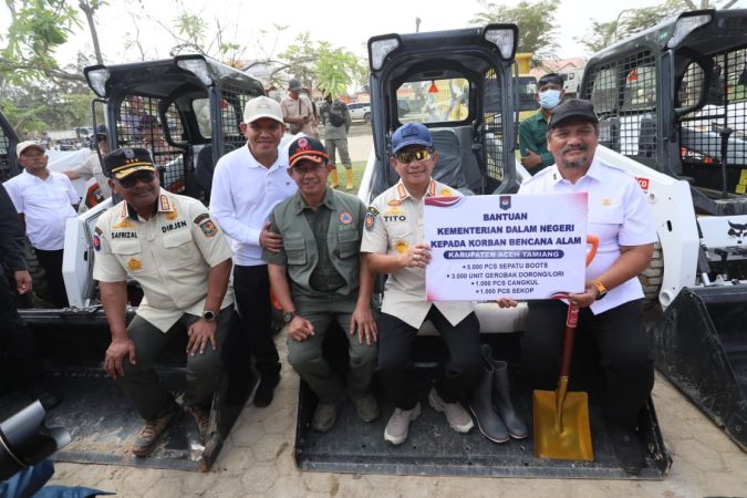 Kasatgas Tito Karnavian Salurkan Bantuan Terpadu untuk Percepat Pemulihan Aceh Tamiang