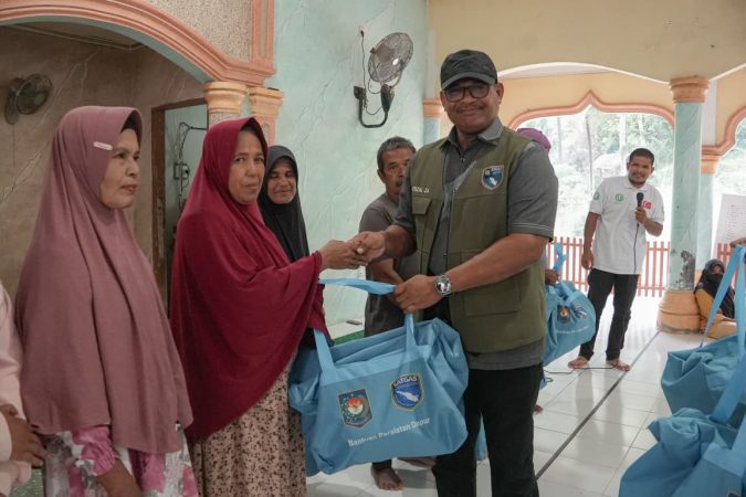 Safrizal ZA Serahkan Bantuan Peralatan Dapur ke 600 KK di Bireuen