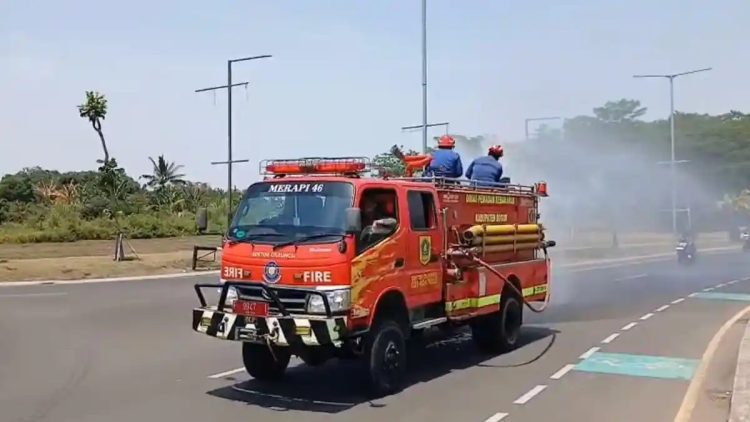 Dirjen Bina Adwil Apresiasi Aksi Cepat Damkar Bersihkan Tempat Publik dari Abu Vulkanik Gunung Anak Krakatau